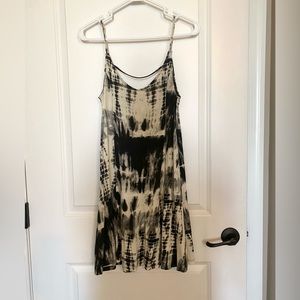 Brand:Billabong.  Size:Small.    Color:Black and white